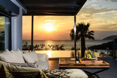 Image de Luxe et Unique Beach Front Villa Selenia à Sounio, Athènes