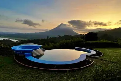 Image de Nouvelle maison de vacances avec de magnifiques vues panoramiques et piscine.