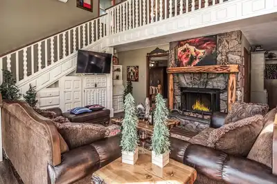 Image de Tis Holiday Haus, 3 Chambres, Capacité 11, Bain à remous, Cheminée, Baby-foot