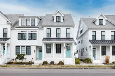 Image de Superbe nouvelle maison de ville moderne de style ferme, à quelques pâtés de maisons du front de mer de Virginia Beach