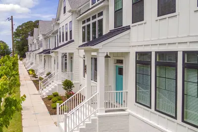 Image de Superbe nouvelle maison de ville de style ferme moderne à quelques pâtés de maisons du front de mer de Virginia Beach