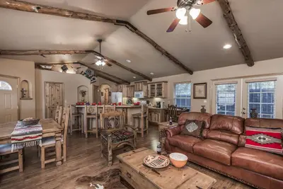 Image de Cowboy Cabin, 2 chambres, 6 couchages, bain à remous, Grill, poêle à bois