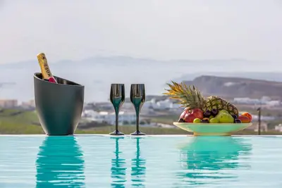 Image de Villa de luxe avec piscine privée, coucher de soleil et vue sur la caldeira