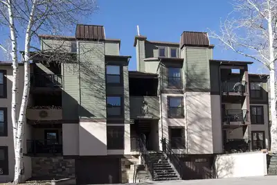 Image de Premier condo récemment rénové à seulement 1 mile des pistes en bus gratuit. Piscine, bain à remous! !