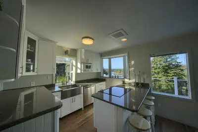 Image de La beauté naturelle entoure cette propriété au bord du lac