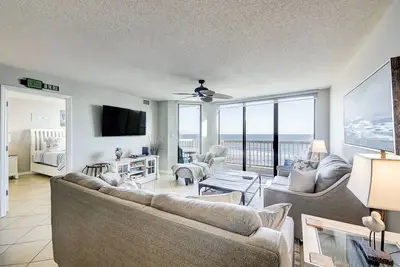 Image de Villa en bord de mer avec vue incroyable, balcon et 2 piscines communautaires!