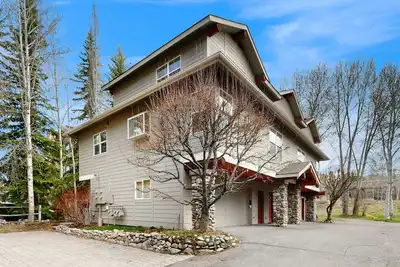 Belle maison adaptée aux chiens avec cuisine complète - à proximité du ski et du centre-ville de Ketchum!