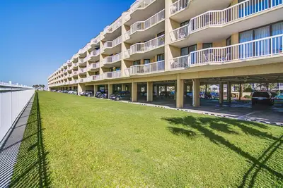 Image de Oceanfront, villa au troisième étage avec grand balcon privé et piscines partagées