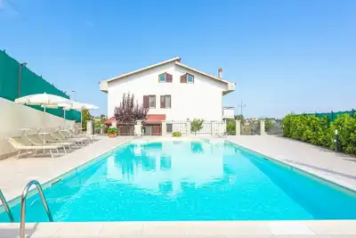 Image de Confortable appartement pour 6 personnes avec climatisation, Wifi, piscine privée, Tv et patio