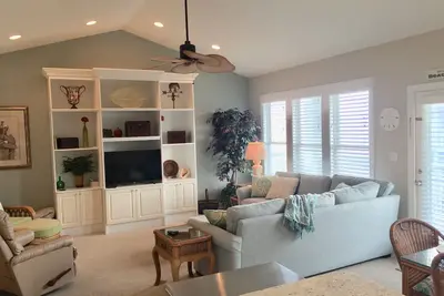 Image de Top Floor Oceanside unit! Come and explore our beautiful Crystal Coast!