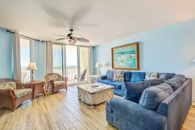 Image de Oceanfront, villa au premier étage avec grand balcon et piscine partagée - près de la plage!
