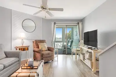Image de Villa au deuxième étage avec vue sur la rivière et piscine communautaire, courts de tennis et quai!