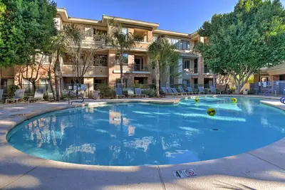 Image de Nouveau! Condo Phoenix moderne avec des équipements communautaires