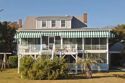 Image de Maison classique en bord de mer avec WiFi, grill privé et chemin de dunes privé!