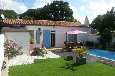 Image de Maison 4 Pers. Décorée avec Piscine & WiFi