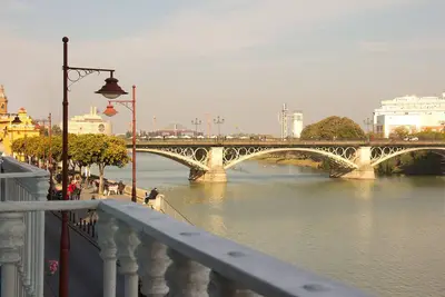 Image de 2 bedrooms, 2 bathrooms, river views