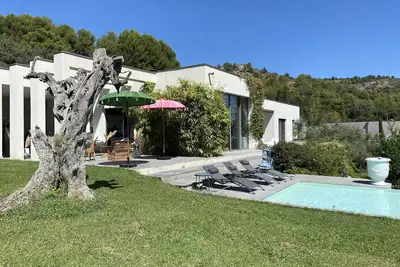 Image de Maison contemporaine d'architecte au pied du Luberon