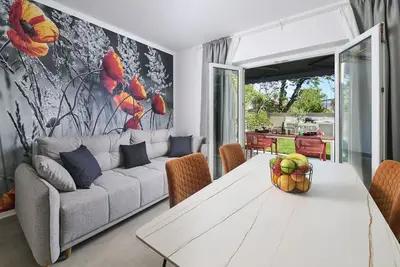 Image de Les plages de sable et de rochers se trouvent à seulement 200 mètres des appartements.