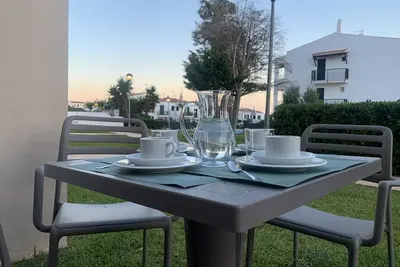 Image de Appartement au rez-de-chaussée, avec jardin et accès direct à la piscine. A. A. Wifi gratuit