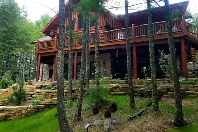 Image de Maison exécutive en rondins sur le magnifique lac Lower Post