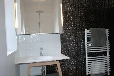 Image de Maison \"le temps des secrets\" pour 13 p avec piscine au pied de la cité