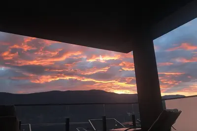 Image de Nouveau Lakeside / Lakeview 2 Bed / 2 Ba Luxury Condo