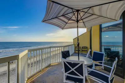 Image de Oceanfront, villa au quatrième étage avec balcon, vue imprenable et 2 piscines partagées!