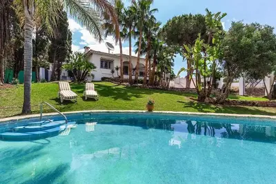 Incroyable villa neuve très proche de Puerto Banus et de la plage.
