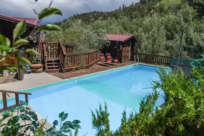Image de Sources chaudes naturelles, piscine privée, trou de trempage, ruisseau, étangs, gazebo.