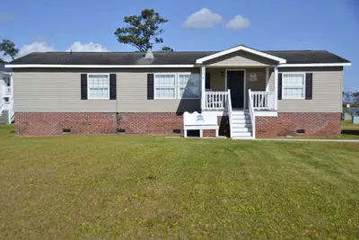Image de Maison spacieuse sur l'eau avec vue sur le lever du soleil