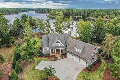 Image de Belle maison de 6 chambres au bord du lac sur le lac Oconee