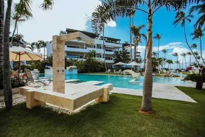 Image de Large Home with large 2 level deck. Swimming pool and tennis court in community