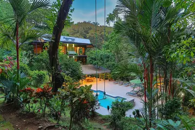 Image de Jungle Roost, une maison de jungle de 4 étages magnifiquement aménagée près de la plage
