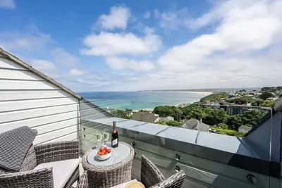Image de Un appartement de luxe de deux chambres avec une vue imprenable sur la mer à travers la baie de Carbis.