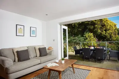 Image de Un superbe appartement au rez-de-chaussée avec une grande terrasse extérieure et vue sur la mer.