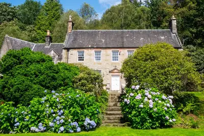 Image de Belle maison de campagne historique au bord de l'eau avec un magnifique jardin