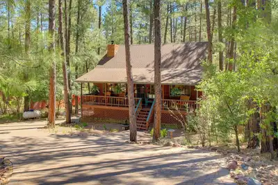 Image de Nouveau! Maison avec 2 terrasses et patio, <2 Mi au centre-ville!