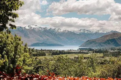 Image de Grande résidence privée pouvant accueillir 10 personnes avec une vue imprenable sur le lac et la montagne