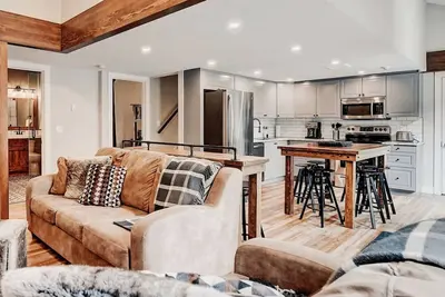 Image de Nouveau Chalet de montagne familial de 3 chambres avec piscine extérieure chauffée et bain à remous