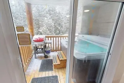 Image de Ski-in / out 2 chambres avec bain à remous privé