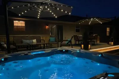 Image de Mountain Valley Oasis w/ Hot Tub and Fire Pit, Centrally Located, Sleeps 12!