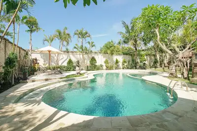 Image de Villa privée balinaise avec piscine dans la région de Legian