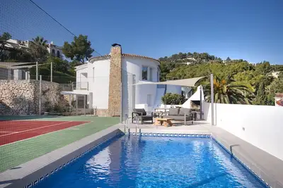 Sara 10 p. - modern, family friendly, private pool and tennis court!