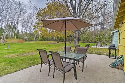 Image de Nouveau! Chalet accueillant niché sur le lac Charlevoix!