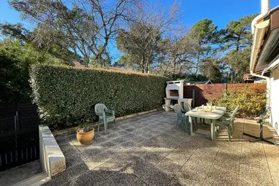 Image de Villa patio proche plage avec piscine collective, cour aménagée et parking privé