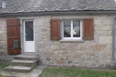 Image de petite maison typiquement Lozérienne