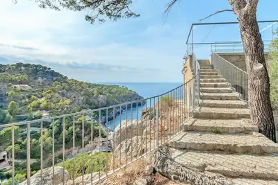 Image de Deia tower surplombant la mer et sa célèbre crique.