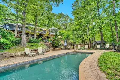 Image de Maison 5 chambres 4 salles de bain au bord de l'eau avec quai et piscine sur Smith Mountain Lake