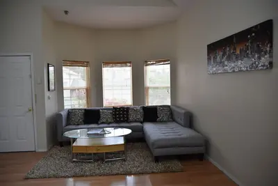 Image de Belle et confortable maison près d'Intel, de la boutique des employés Nike et de tout le reste!