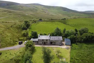 Image de Pencaegarw - Magnifiquement rénové et unique ferme galloise isolée de 250 ans perchée sur un m